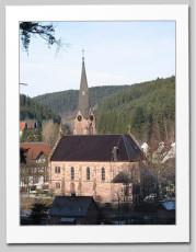 Kirche vom Talgrund aus